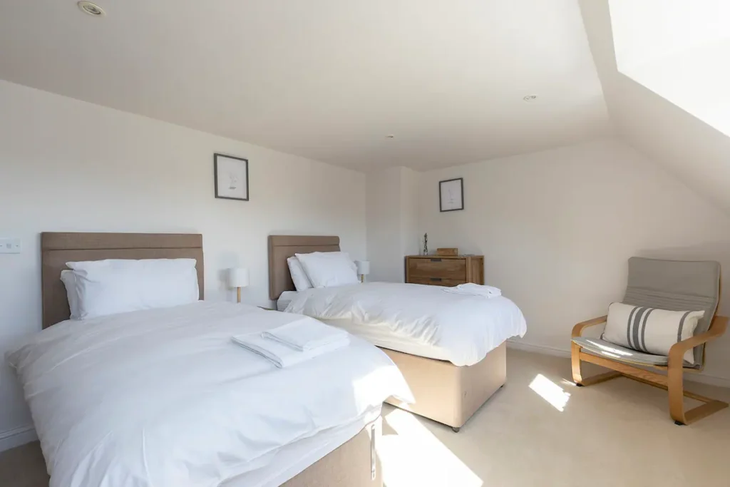 Twin room with lake view and shared luxury family bathroom